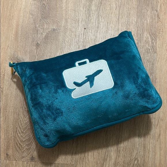 EVERSNUG | Travel Blanket and Pillow | 2 in 1 Compact Blanket - Picture 1 of 4